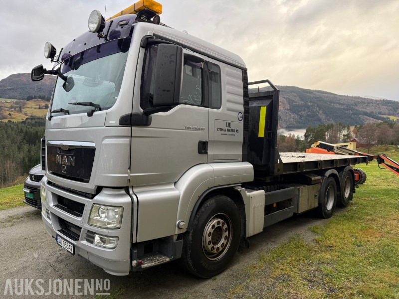 2010 MAN TGS 28.540 krokbil / krokløftbil - maskinflak - krokkasse - 2 stk krokcontainere - Hook lift truck: picture 1 2010 MAN TGS 28.540 krokbil / krokløftbil - maskinflak - krokkasse - 2 stk krokcontainere - Hook lift truck: picture 1