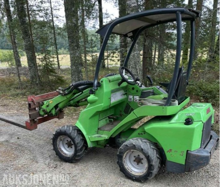 Skid steer loader 2011 Avant 520: picture 1