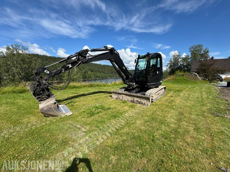 2013 JCB JS8085 gravemaskin på belter med sentralsmøring / tiltrotator / 2 stk skuffer / klype - Excavator: picture 1 2013 JCB JS8085 gravemaskin på belter med sentralsmøring / tiltrotator / 2 stk skuffer / klype - Excavator: picture 1
