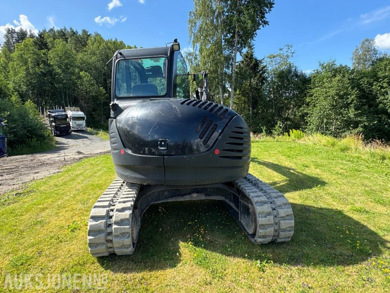 2013 JCB JS8085 gravemaskin på belter med sentralsmøring / tiltrotator / 2 stk skuffer / klype - Excavator: picture 4 2013 JCB JS8085 gravemaskin på belter med sentralsmøring / tiltrotator / 2 stk skuffer / klype - Excavator: picture 4