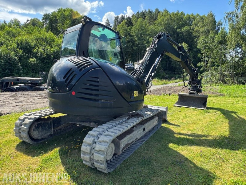 2013 JCB JS8085 gravemaskin på belter med sentralsmøring / tiltrotator / 2 stk skuffer / klype - Excavator: picture 5 2013 JCB JS8085 gravemaskin på belter med sentralsmøring / tiltrotator / 2 stk skuffer / klype - Excavator: picture 5