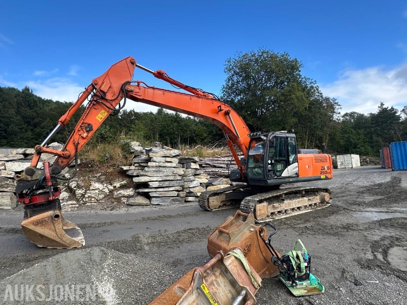 2014 Hitachi ZX250LC-5B Gravemaskin - 10741 Timer - Tiltrotator - Sentralsmøring - Bunkringspumpe - GPS - 2 Skuffer - Excavator: picture 2 2014 Hitachi ZX250LC-5B Gravemaskin - 10741 Timer - Tiltrotator - Sentralsmøring - Bunkringspumpe - GPS - 2 Skuffer - Excavator: picture 2