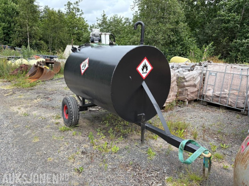 1980 Dieseltank 2500 med pumpe og hjul - Agricultural machinery: picture 1 1980 Dieseltank 2500 med pumpe og hjul - Agricultural machinery: picture 1