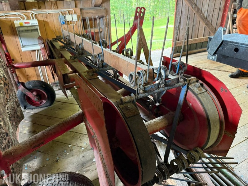 Mads Amby P-900/6 Sidevender/høyvender - Agricultural machinery: picture 3 Mads Amby P-900/6 Sidevender/høyvender - Agricultural machinery: picture 3