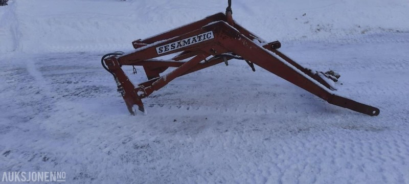 Sesamatic Frontlaster - stått på massey ferguson 1974 - Agricultural machinery: picture 1 Sesamatic Frontlaster - stått på massey ferguson 1974 - Agricultural machinery: picture 1