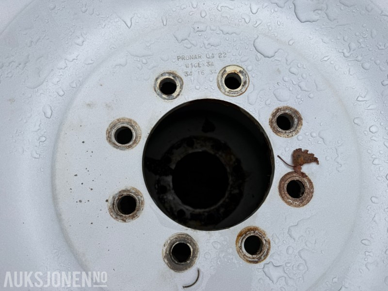 Traktordekk med pigg stått på New Holland T5060 - Agricultural machinery: picture 4 Traktordekk med pigg stått på New Holland T5060 - Agricultural machinery: picture 4