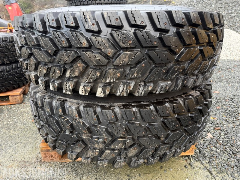 Traktordekk med pigg stått på New Holland T5060 - Agricultural machinery: picture 1 Traktordekk med pigg stått på New Holland T5060 - Agricultural machinery: picture 1