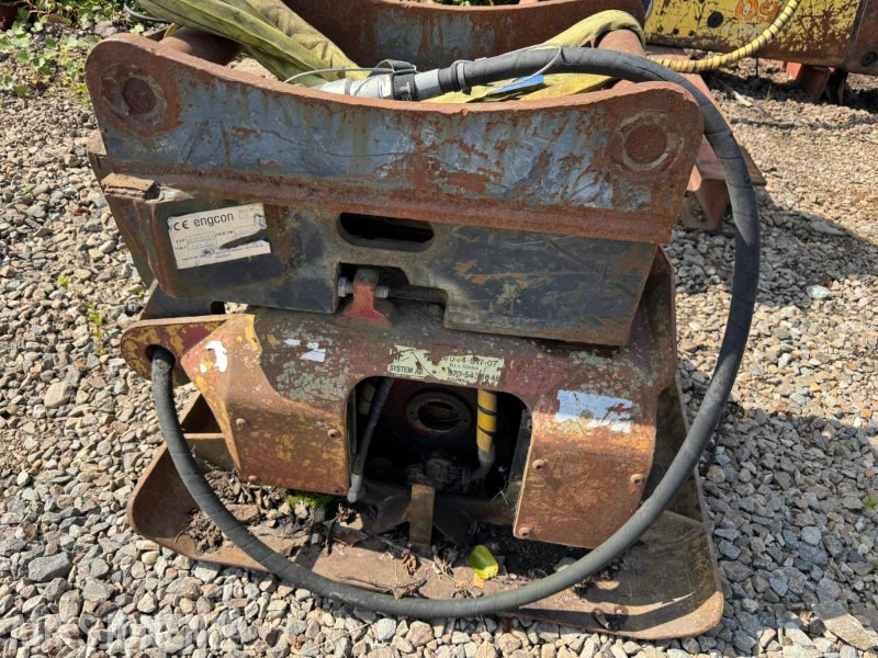 2001 Vibroplate for gravemaskin med B27 feste og adapter for S70 feste - Attachment for Construction machinery: picture 1 2001 Vibroplate for gravemaskin med B27 feste og adapter for S70 feste - Attachment for Construction machinery: picture 1