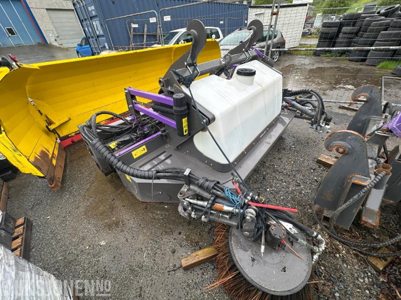 Holms Feiemaskin med oppsamler til hjullaster - 300-2,5 - Attachment for Construction machinery: picture 4 Holms Feiemaskin med oppsamler til hjullaster - 300-2,5 - Attachment for Construction machinery: picture 4