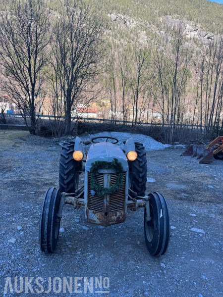 Massey Ferguson TE20 - Farm tractor: picture 2 Massey Ferguson TE20 - Farm tractor: picture 2