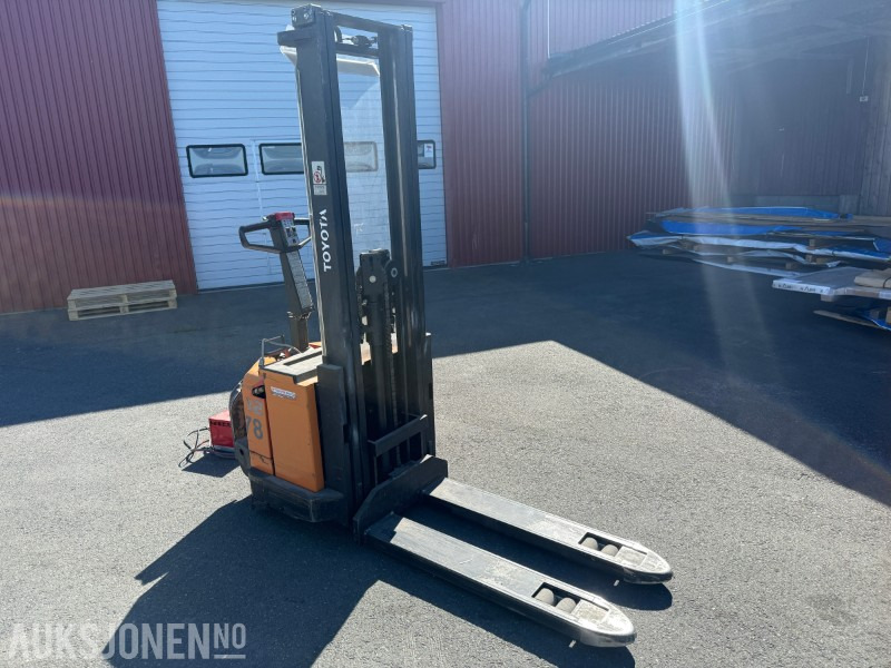 2001 Toyota SM12 F/1 Pallestabler med Batterilader STC 24/40 - Material handling equipment: picture 2 2001 Toyota SM12 F/1 Pallestabler med Batterilader STC 24/40 - Material handling equipment: picture 2