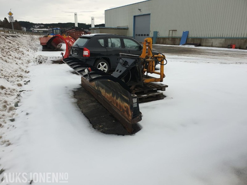 Gradmeko Plog med Markeringslys, Paralellogram og Fjærbelastet slitestål - Truck: picture 1 Gradmeko Plog med Markeringslys, Paralellogram og Fjærbelastet slitestål - Truck: picture 1