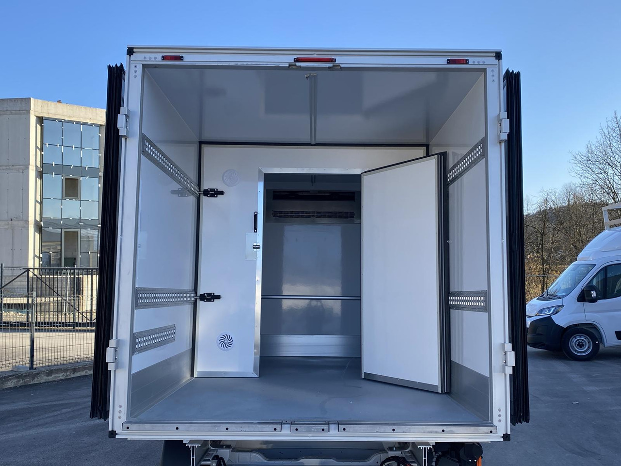CITROEN JUMPER L3 35+ 180PS TIEFKÜHLKOFFER -20C, L: 3430mm + LADERAMPE - Refrigerated van: picture 5 CITROEN JUMPER L3 35+ 180PS TIEFKÜHLKOFFER -20C, L: 3430mm + LADERAMPE - Refrigerated van: picture 5