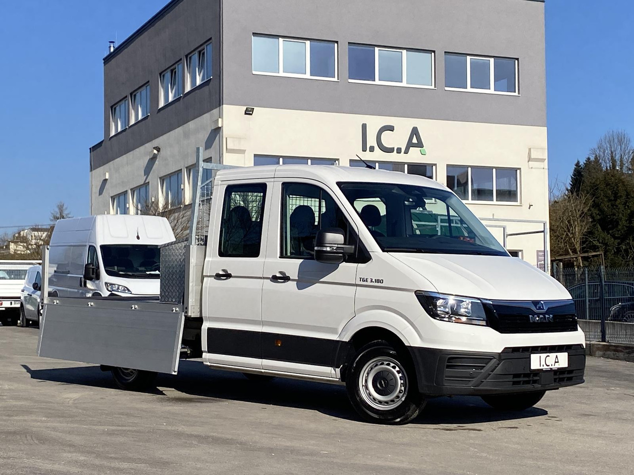 MAN TGE 3.180 DOKA 1+6 3640MM | OFFENE PRITSCHE + ALU KOFFER AUF DER PRITSCHE - Flatbed van: picture 2 MAN TGE 3.180 DOKA 1+6 3640MM | OFFENE PRITSCHE + ALU KOFFER AUF DER PRITSCHE - Flatbed van: picture 2