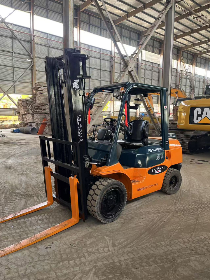 Toyota FD30 Forklift - Diesel forklift: picture 1 Toyota FD30 Forklift - Diesel forklift: picture 1