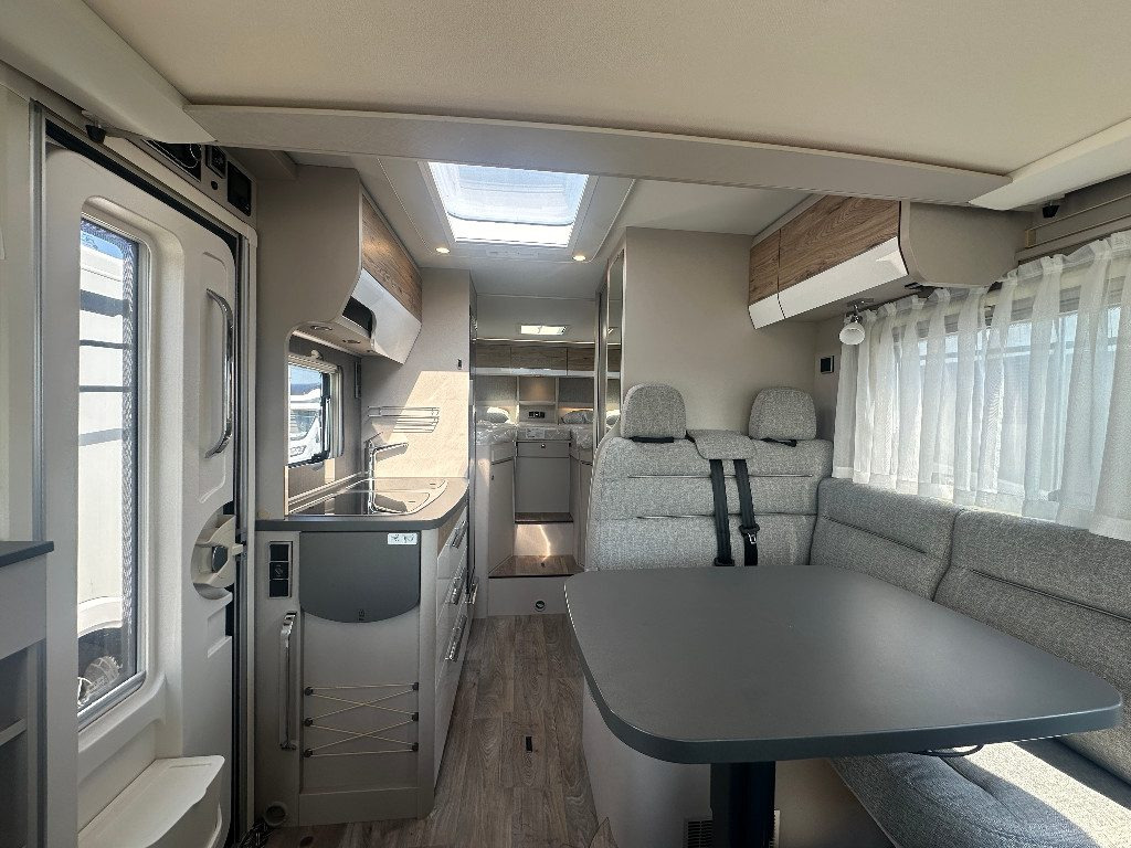 HYMER-ERIBA EXIS I 474 - CHIAVI IN MANO - Integrated motorhome: picture 2 HYMER-ERIBA EXIS I 474 - CHIAVI IN MANO - Integrated motorhome: picture 2