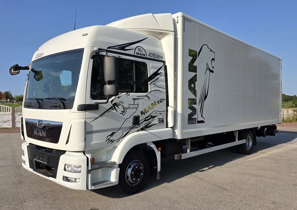 MAN TGL 12.250 / KONTENER / IZOTERMA / WINDA / 2019R / EURO 6 / PEŁEN SERWIS / 6 TON ŁADOWNOŚĆ / SPROWADZONY / ZADBANY / JAK NOWY / KSIĄŻKA SERWISOWA / E6 / 17 PALET - Box truck: picture 1 MAN TGL 12.250 / KONTENER / IZOTERMA / WINDA / 2019R / EURO 6 / PEŁEN SERWIS / 6 TON ŁADOWNOŚĆ / SPROWADZONY / ZADBANY / JAK NOWY / KSIĄŻKA SERWISOWA / E6 / 17 PALET - Box truck: picture 1