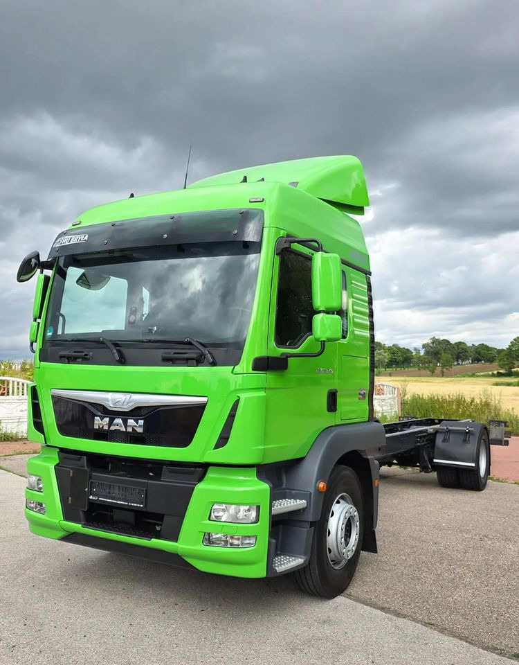 MAN TGM 18.340 / 18.290 / E6 / NISKI PRZEBIEG / 2016 / SERWISOWANY / ROZSTAW OSI 5.7M / RAMA DO ZABUDOWY / SYPIALKA / STAN BARDZO DOBRY / AUTOMAT - Curtainsider truck: picture 1 MAN TGM 18.340 / 18.290 / E6 / NISKI PRZEBIEG / 2016 / SERWISOWANY / ROZSTAW OSI 5.7M / RAMA DO ZABUDOWY / SYPIALKA / STAN BARDZO DOBRY / AUTOMAT - Curtainsider truck: picture 1
