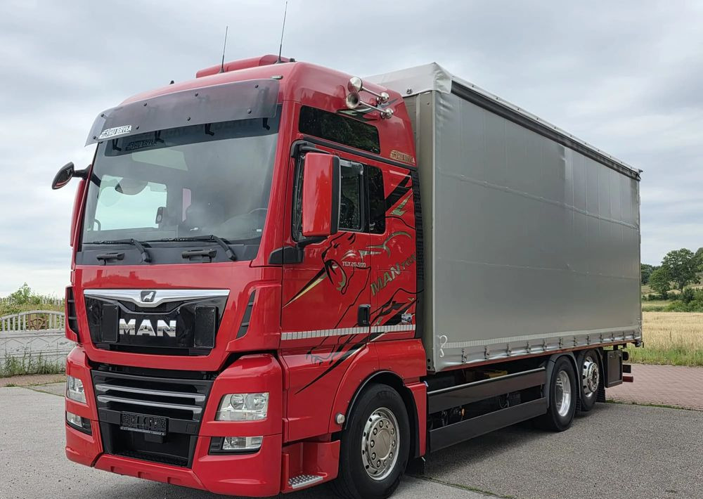 MAN TGX 26.500 / ALUMINIOWE FELGI / LIFT / 6X2 / KLIMA POSTOJOWA / 18PALET / E6 / FIRANKA / 17 TON ŁADOWNOŚĆ / WINDA / NISKI PRZEBIEG / JEDEN WŁAŚCICIEL / PODWIESZANA OŚ - Curtainsider truck: picture 2 MAN TGX 26.500 / ALUMINIOWE FELGI / LIFT / 6X2 / KLIMA POSTOJOWA / 18PALET / E6 / FIRANKA / 17 TON ŁADOWNOŚĆ / WINDA / NISKI PRZEBIEG / JEDEN WŁAŚCICIEL / PODWIESZANA OŚ - Curtainsider truck: picture 2