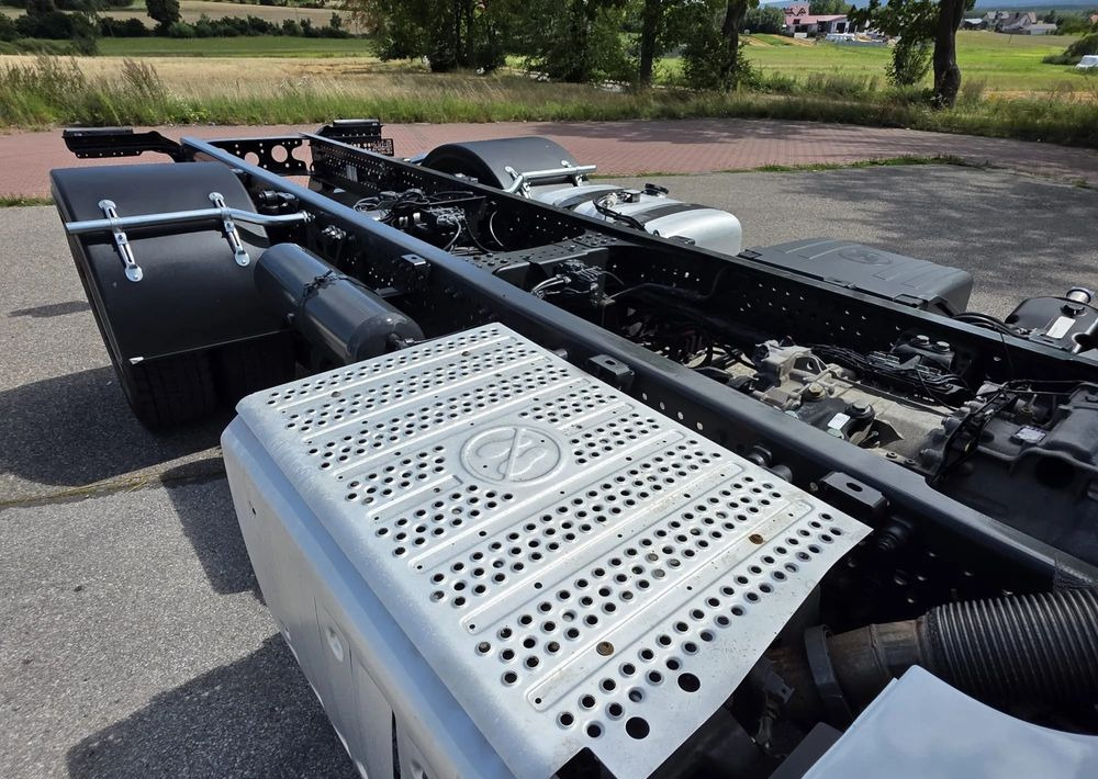 Cab chassis truck Mercedes-Benz ANTOS 1827 / ATEGO / ACTROS / E6 / ROZSTAW OSI 3.75M / WYWROT / BECZKA / UTRZYMANIE DRÓG / HAKOWIEC / SPROWADZONY / PIERWSZY WŁAŚCICIEL / STAN BDB: picture 12 Cab chassis truck Mercedes-Benz ANTOS 1827 / ATEGO / ACTROS / E6 / ROZSTAW OSI 3.75M / WYWROT / BECZKA / UTRZYMANIE DRÓG / HAKOWIEC / SPROWADZONY / PIERWSZY WŁAŚCICIEL / STAN BDB: picture 12