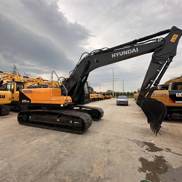 Crawler excavator 2023 Hyundai 225: picture 18