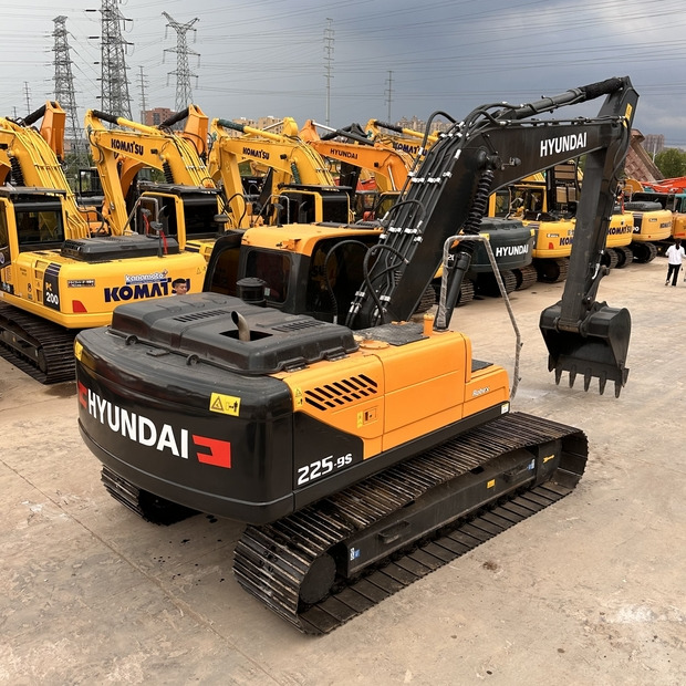 Crawler excavator 2023 Hyundai 225: picture 10