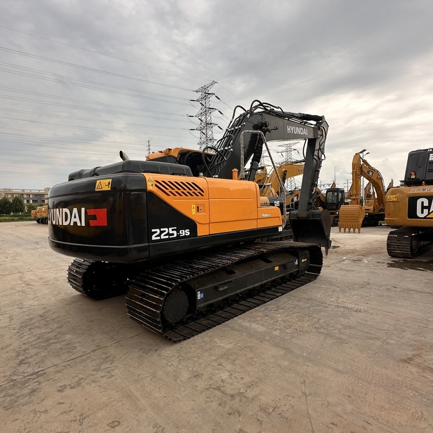 Crawler excavator 2023 Hyundai 225: picture 17