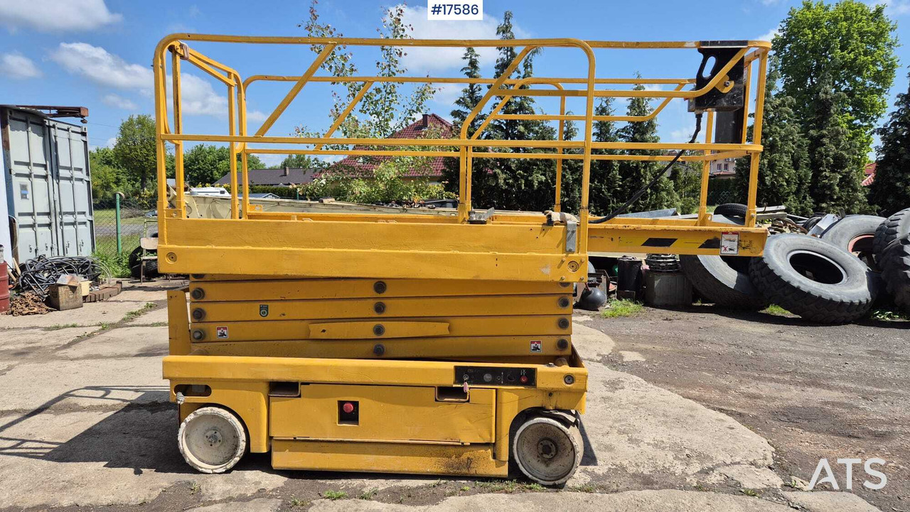 2007 Haulotte Compact 12 - Scissor lift: picture 4 2007 Haulotte Compact 12 - Scissor lift: picture 4