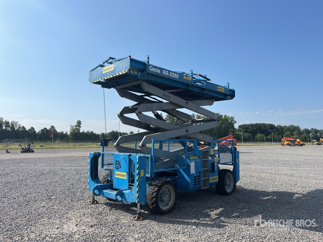 2008 Genie GS-3390 Diesel Scissor Lift - Scissor lift: picture 2 2008 Genie GS-3390 Diesel Scissor Lift - Scissor lift: picture 2