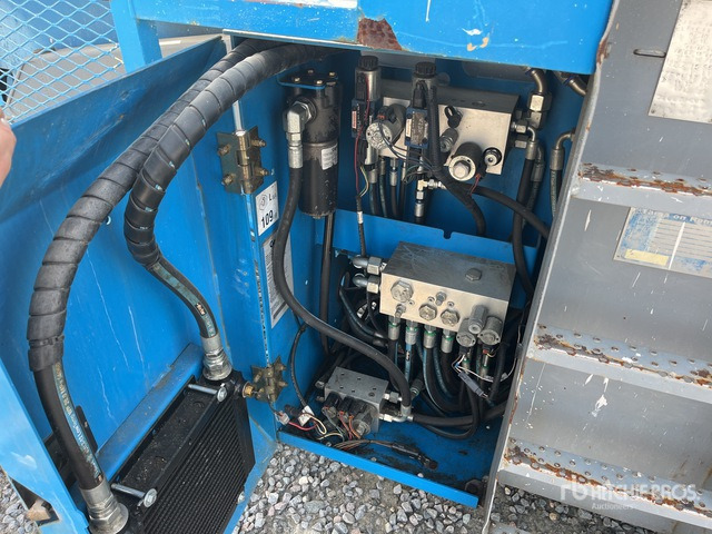 2008 Genie GS-3390 Diesel Scissor Lift - Scissor lift: picture 5 2008 Genie GS-3390 Diesel Scissor Lift - Scissor lift: picture 5