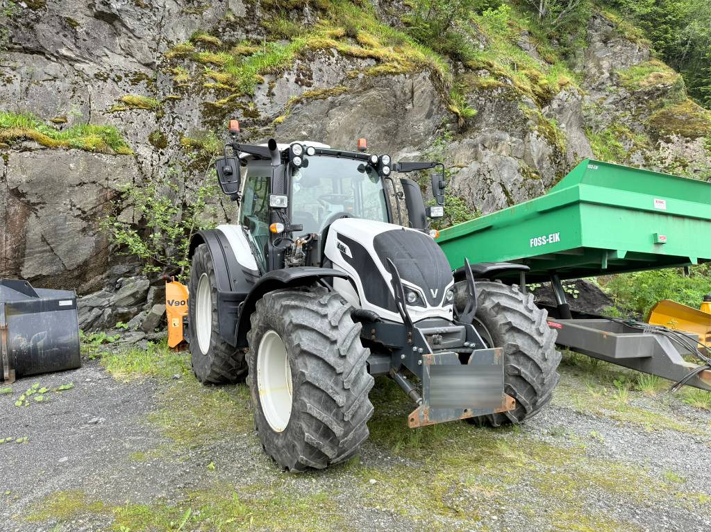 Valtra N 174 med frontlaster - Farm tractor: picture 1 Valtra N 174 med frontlaster - Farm tractor: picture 1