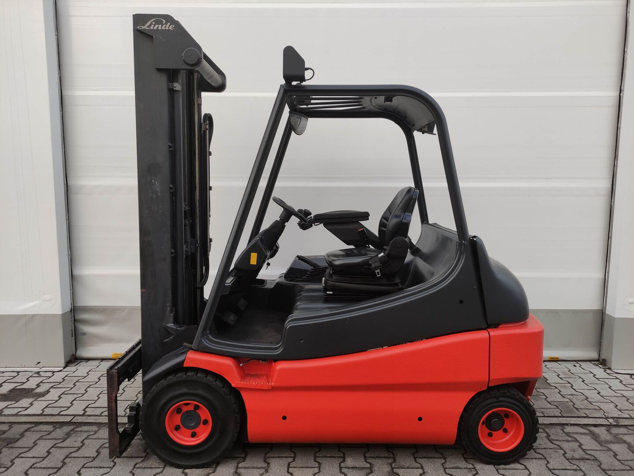 Linde E30-336-03 (LACK NEU) - Electric forklift: picture 1 Linde E30-336-03 (LACK NEU) - Electric forklift: picture 1