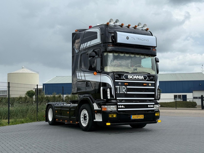 Scania R 144 530 SHOW TRUCK, INTERIEUR, OPEN UITLAAT, HOBBY, TOP. - Tractor unit: picture 1 Scania R 144 530 SHOW TRUCK, INTERIEUR, OPEN UITLAAT, HOBBY, TOP. - Tractor unit: picture 1