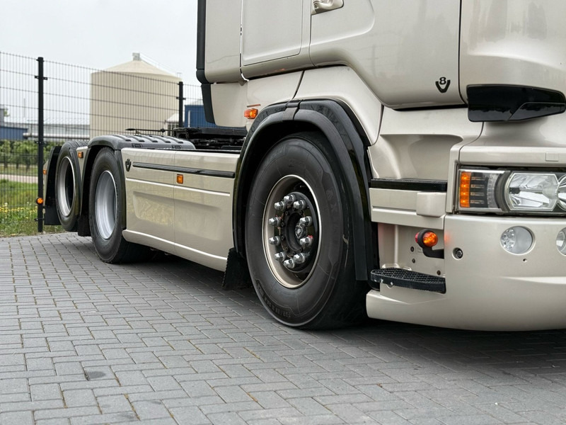 Scania R 580 SHOWTRUCK, VOLLUCHT, VOL SPOILER, RETARDER, SCHUIFSCHOTEL. - Tractor unit: picture 3 Scania R 580 SHOWTRUCK, VOLLUCHT, VOL SPOILER, RETARDER, SCHUIFSCHOTEL. - Tractor unit: picture 3