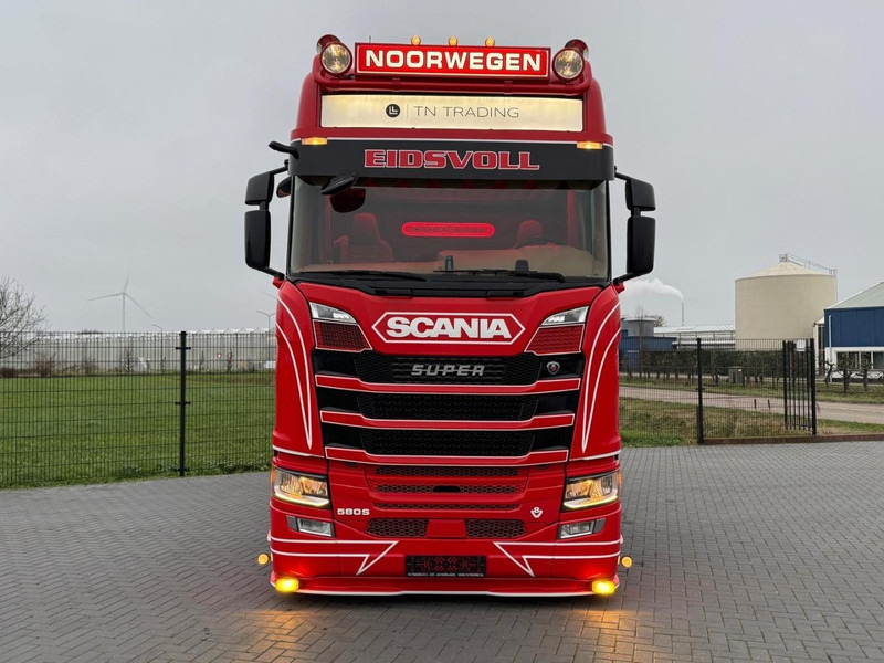 Scania S580 V8 NGS SHOW TRUCK, VOLLUCHT, SPECIAL INTERIOR, BOMVOL, ALS NIEUW. - Tractor unit: picture 2 Scania S580 V8 NGS SHOW TRUCK, VOLLUCHT, SPECIAL INTERIOR, BOMVOL, ALS NIEUW. - Tractor unit: picture 2