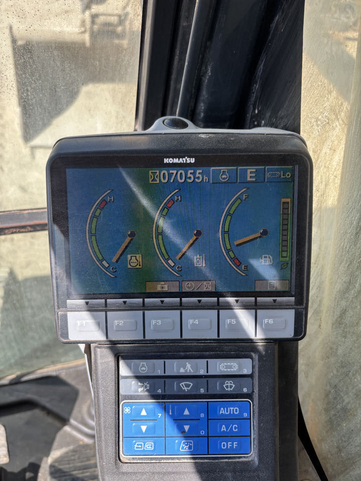 Crawler excavator KOMATSU PC210-8: picture 11