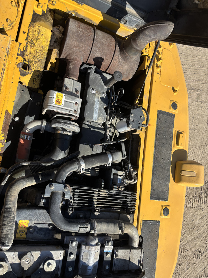 Crawler excavator KOMATSU PC210-8: picture 8