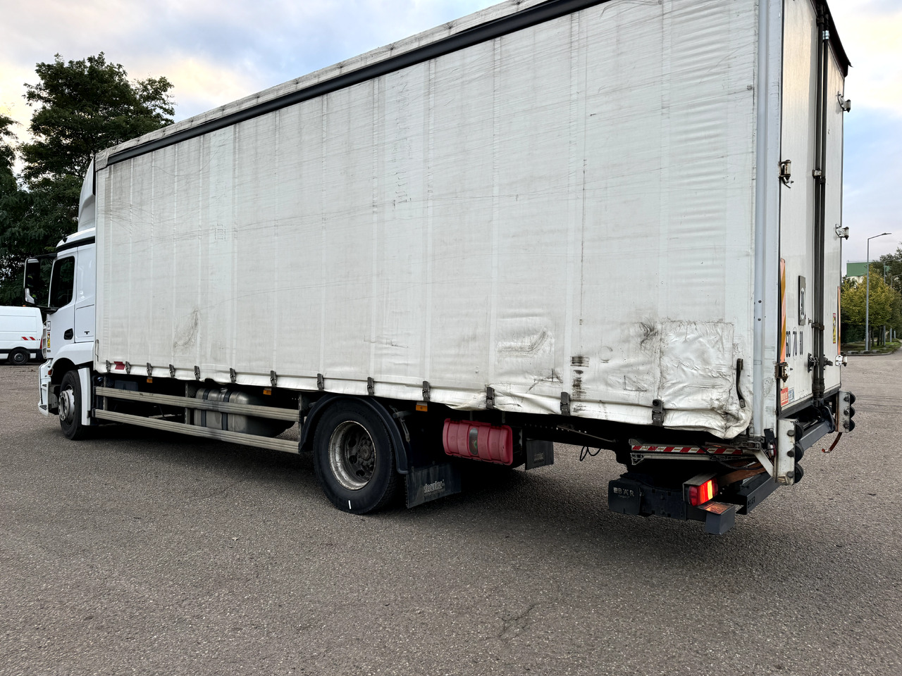 MERCEDES-BENZ ACTROS 1833 - Curtainsider truck: picture 4 MERCEDES-BENZ ACTROS 1833 - Curtainsider truck: picture 4
