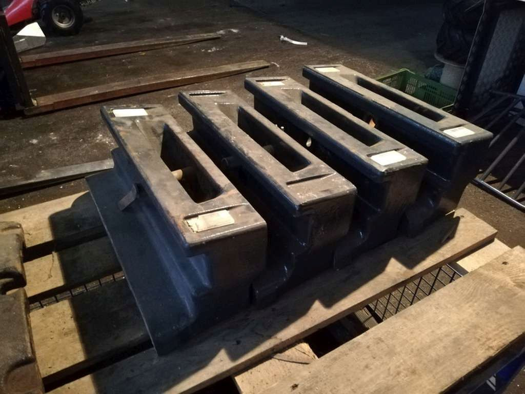 Lindner Frontgewicht(-träger) zu Geotrac (11797) - Counterweight for Agricultural machinery: picture 1 Lindner Frontgewicht(-träger) zu Geotrac (11797) - Counterweight for Agricultural machinery: picture 1