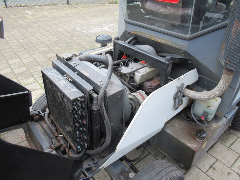 Road sweeper LM TRAC 286 Werktuigdrager ( zonder Borstel arm ): picture 12