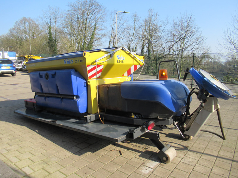 NIDO Stratos B25-27 VCLN-490 HYDRO 2,5m3 + 1.210 L. Hooklift - Sand/ Salt spreader: picture 2 NIDO Stratos B25-27 VCLN-490 HYDRO 2,5m3 + 1.210 L. Hooklift - Sand/ Salt spreader: picture 2