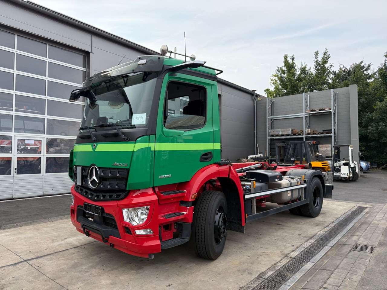 Mercedes-Benz Arocs 1836/10,7L/Hiab Ultima 14S/4x2/Autom./Top - Hook lift truck: picture 1 Mercedes-Benz Arocs 1836/10,7L/Hiab Ultima 14S/4x2/Autom./Top - Hook lift truck: picture 1