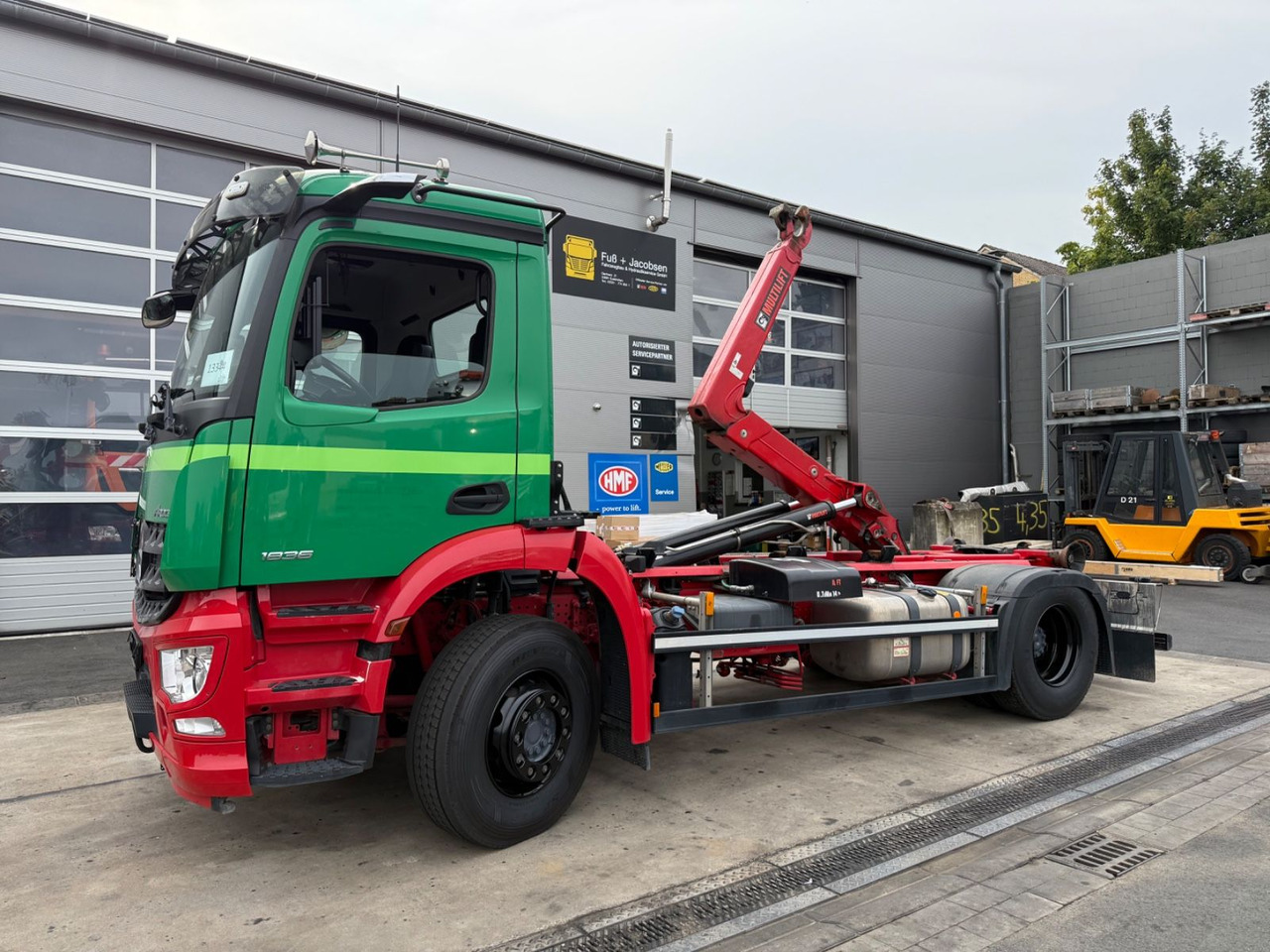 Mercedes-Benz Arocs 1836/10,7L/Hiab Ultima 14S/4x2/Autom./Top - Hook lift truck: picture 2 Mercedes-Benz Arocs 1836/10,7L/Hiab Ultima 14S/4x2/Autom./Top - Hook lift truck: picture 2