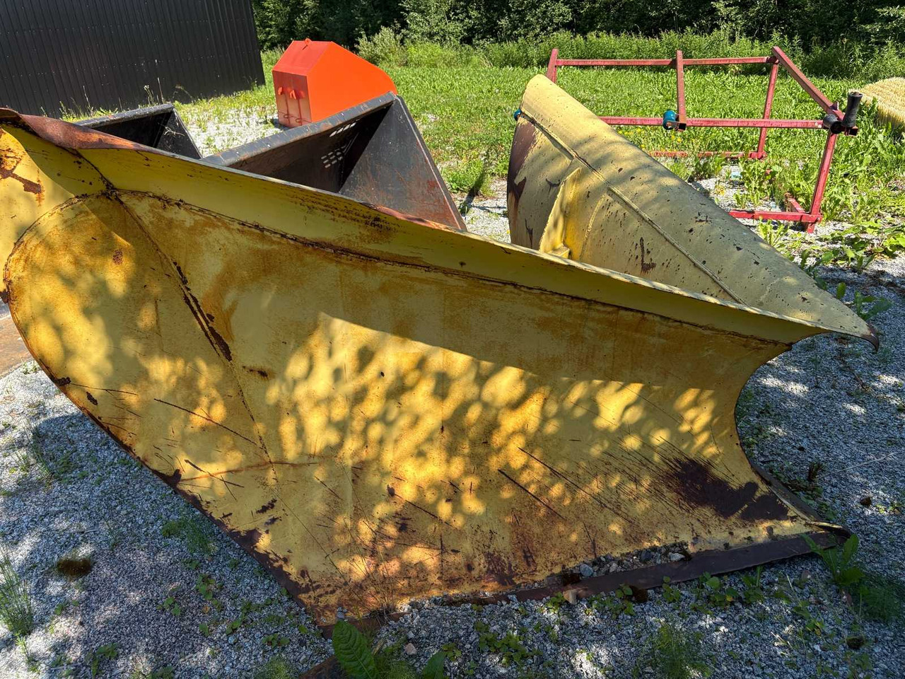 Front V-plow - Snow plough: picture 1 Front V-plow - Snow plough: picture 1