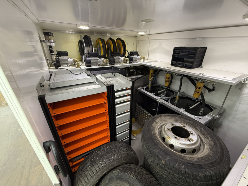 Box van Iveco Daily Daily 70C18 3.0 *Service bus / Inbouw* LED Climate Control Cruise Control Tachograaf Standkachel Trekhaak Camera Stoelverwarming: picture 16 Box van Iveco Daily Daily 70C18 3.0 *Service bus / Inbouw* LED Climate Control Cruise Control Tachograaf Standkachel Trekhaak Camera Stoelverwarming: picture 16