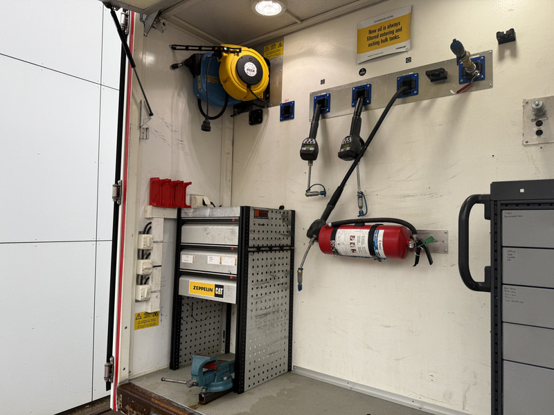 Box van Iveco Daily Daily 70C18 3.0 *Service bus / Inbouw* LED Climate Control Cruise Control Tachograaf Standkachel Trekhaak Camera Stoelverwarming: picture 13 Box van Iveco Daily Daily 70C18 3.0 *Service bus / Inbouw* LED Climate Control Cruise Control Tachograaf Standkachel Trekhaak Camera Stoelverwarming: picture 13