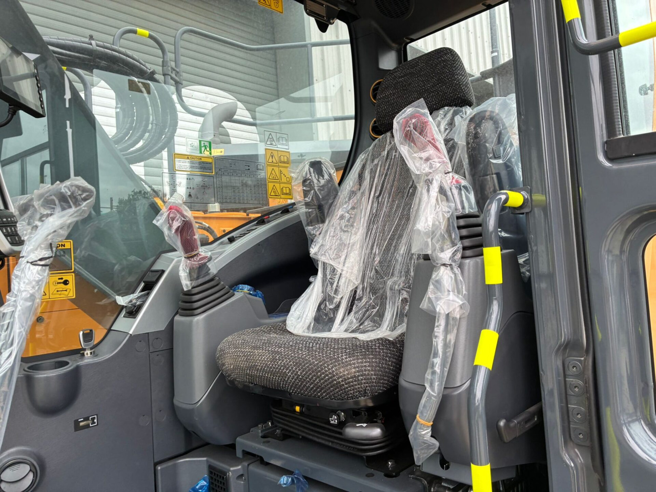 Crawler excavator Hyundai HX145ALCR: picture 15