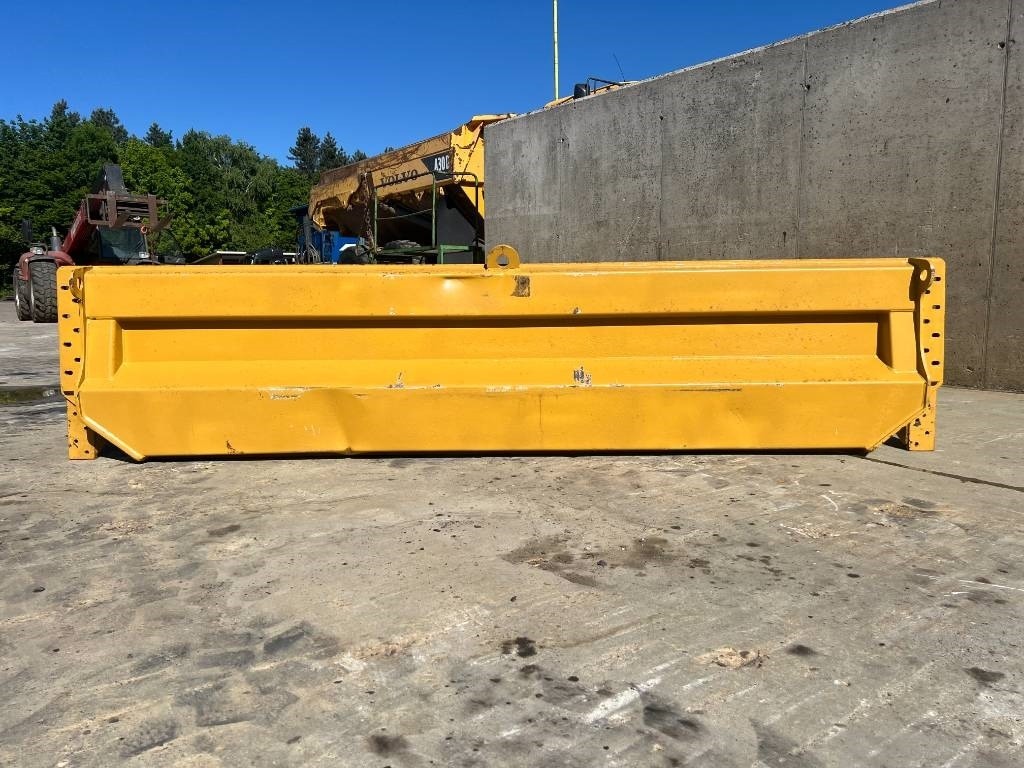 CAT 735 - Tail lift: picture 2 CAT 735 - Tail lift: picture 2