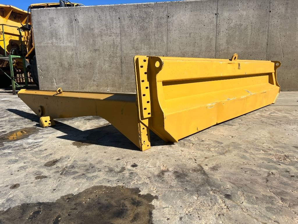 CAT 735 - Tail lift: picture 1 CAT 735 - Tail lift: picture 1