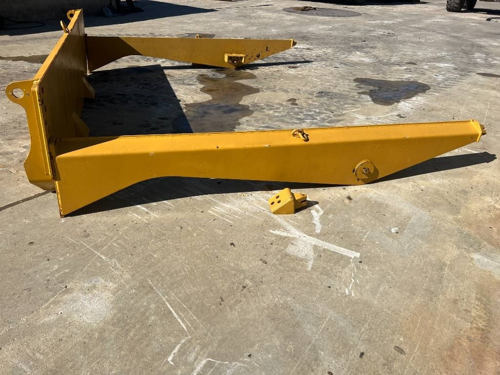 CAT 735 - Tail lift: picture 4 CAT 735 - Tail lift: picture 4